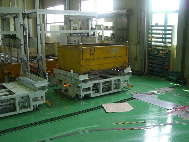 積載型 AGV(プレス部品搬送)